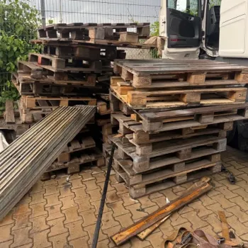 Palety za odvoz plný kamion palet za odvoz