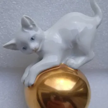 Porcelánová soška kočka na zlaté kouli, Rosenthal