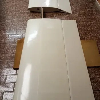 Straton D8 Moby Dick - Motýlková ocasní plocha