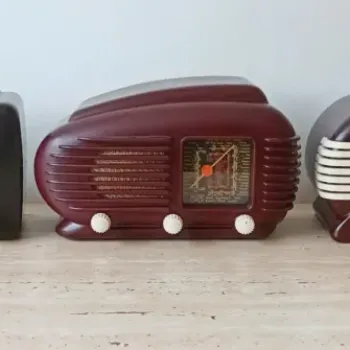 Tři starožitná elektronková rádia řady Talisman po celkové renovaci