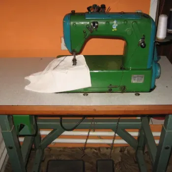 šicí průmyslový stroj dvoujehla