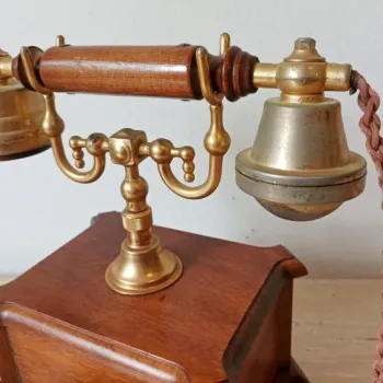 Starožitný elegantní stolní telefon v krásném stavu
